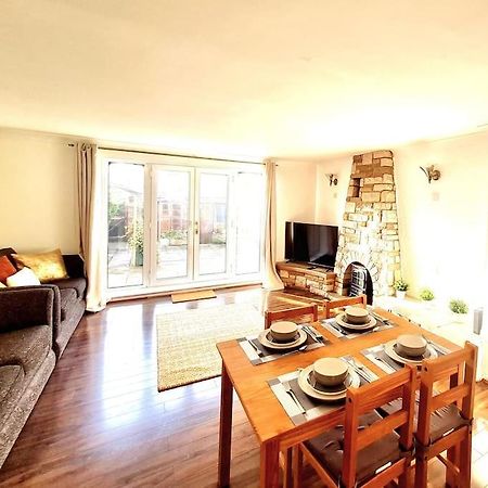 Cosy Luxurious 3 Bedroom House, Free Parking, Free Wifi, Private Garden, Free Netflix 헤이버링 구 외부 사진