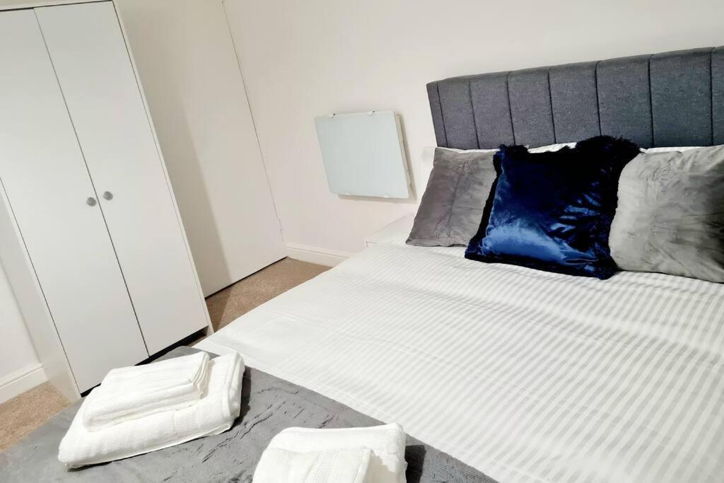Cosy Luxurious 3 Bedroom House, Free Parking, Free Wifi, Private Garden, Free Netflix 헤이버링 구 외부 사진