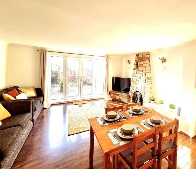 Cosy Luxurious 3 Bedroom House, Free Parking, Free Wifi, Private Garden, Free Netflix 헤이버링 구 외부 사진