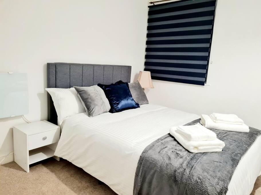 Cosy Luxurious 3 Bedroom House, Free Parking, Free Wifi, Private Garden, Free Netflix 헤이버링 구 외부 사진