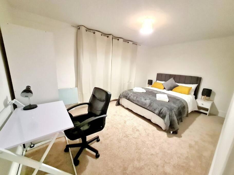 Cosy Luxurious 3 Bedroom House, Free Parking, Free Wifi, Private Garden, Free Netflix 헤이버링 구 외부 사진