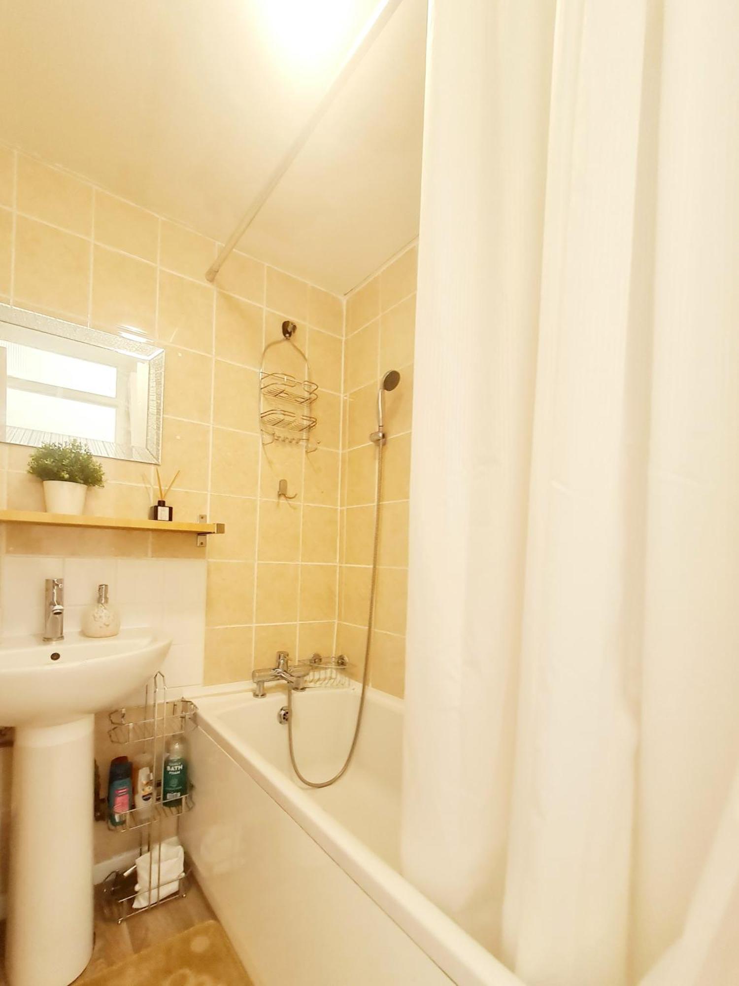 Cosy Luxurious 3 Bedroom House, Free Parking, Free Wifi, Private Garden, Free Netflix 헤이버링 구 외부 사진